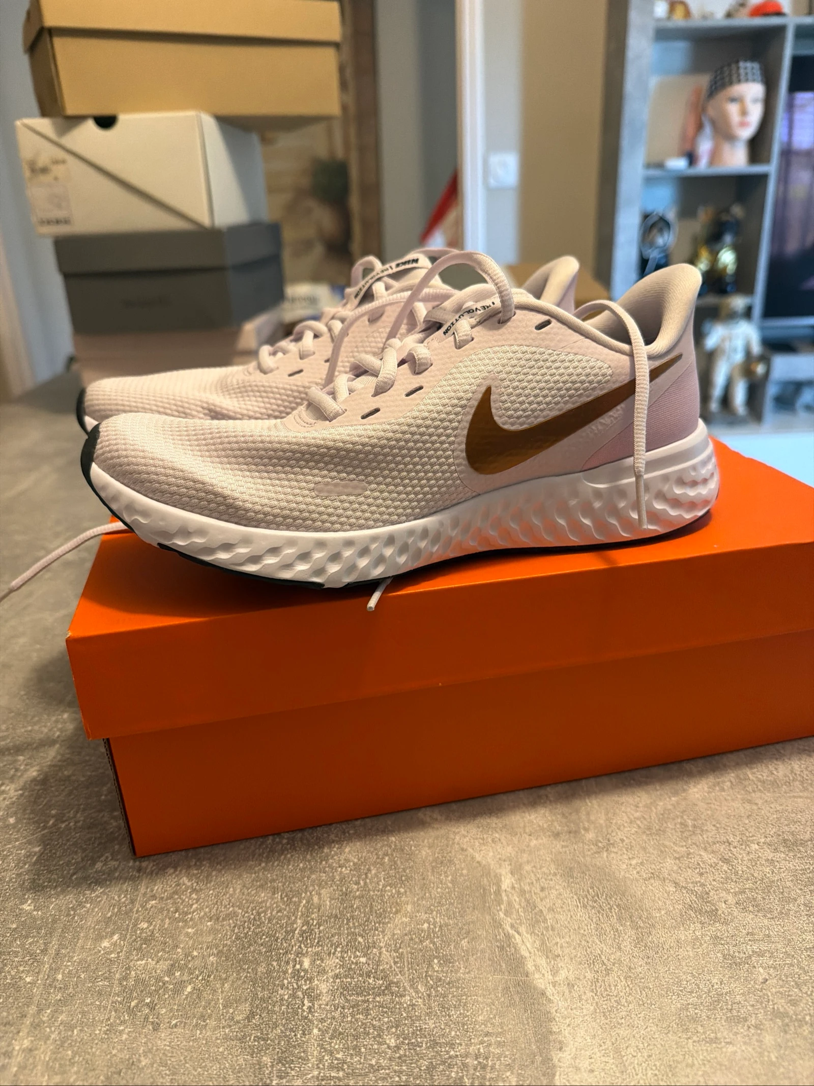Basket Nike révolution 5 rose claire taille 39 neuf 